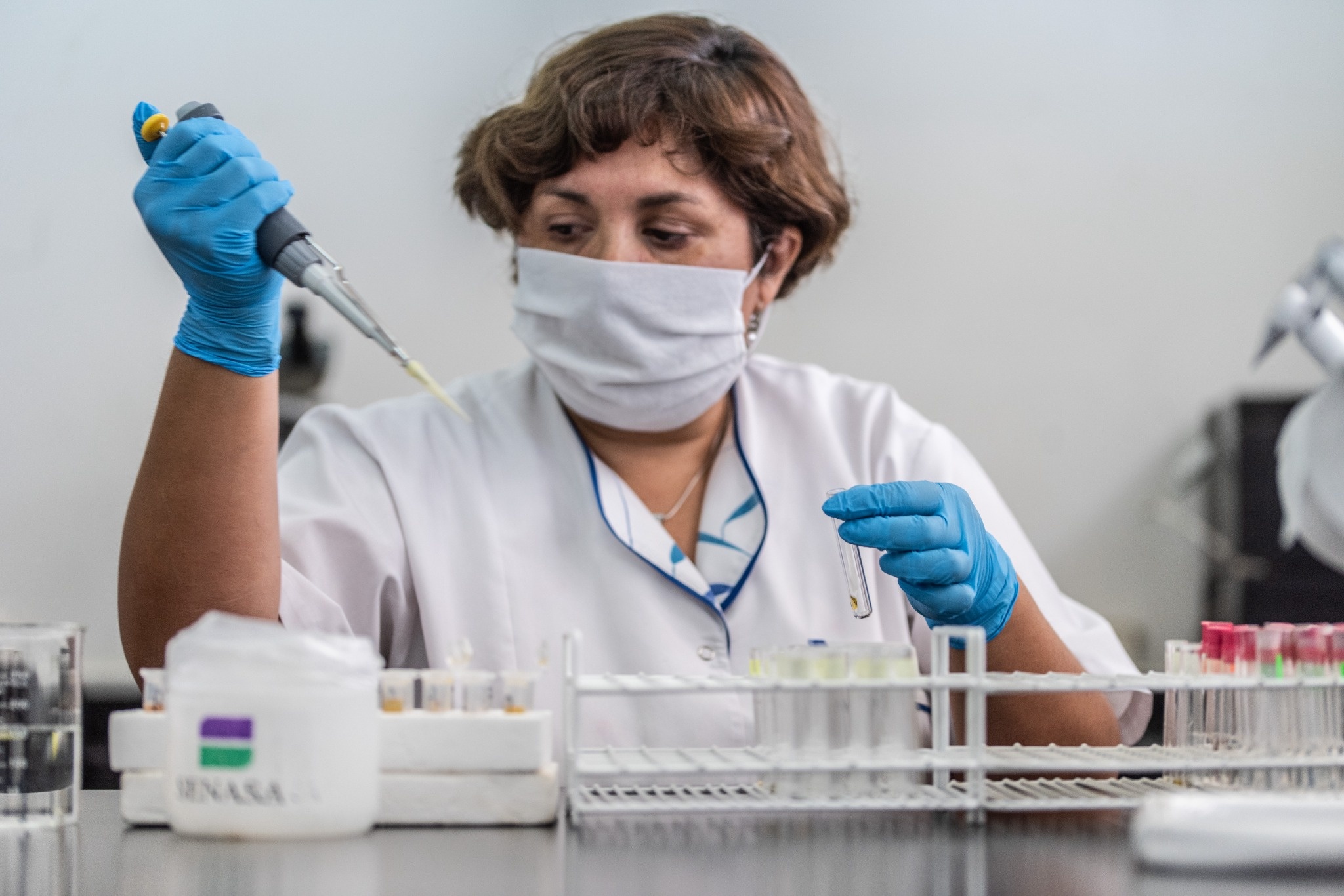 Trabajadora de laboratorio preparando una muestra